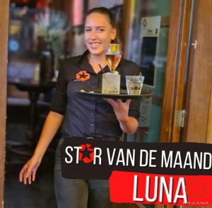 DE STERREN VAN HAVANA!✨ - Juni, 2021

Wij zijn trots op ons team en daarom stellen wij jullie elke maand voor aan één van onze toppers!

Deze maand in de spotlight: onze lieve Luna! 😍 Luna staat sinds de heropening van de horeca bij ons in de bediening, ze is pas 17 jaar oud maar een goedlachse en harde werker die een boel gezelligheid brengt op de vloer! Naast stralen in de bediening doet ze de opleiding luchtvaartdienstverlener in Zaandam en is ze een talentvolle handbalster.

De Havana favorieten van Luna:
Hapje: Pokebowl met vis🥢
Drankje: Virgin mojito🍹